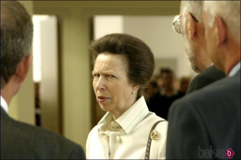 Ana de Inglaterra con rostro malhumorado durante un acto oficial