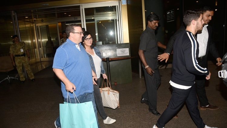 Nick Jonas y sus padres tras su llegada a la India
