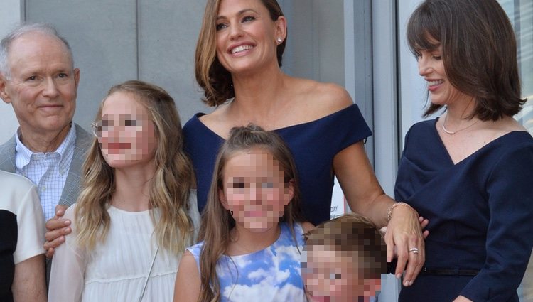 Jennifer Garner junto con su familia recibe la estrella en el Paseo de la Fama de Hollywood