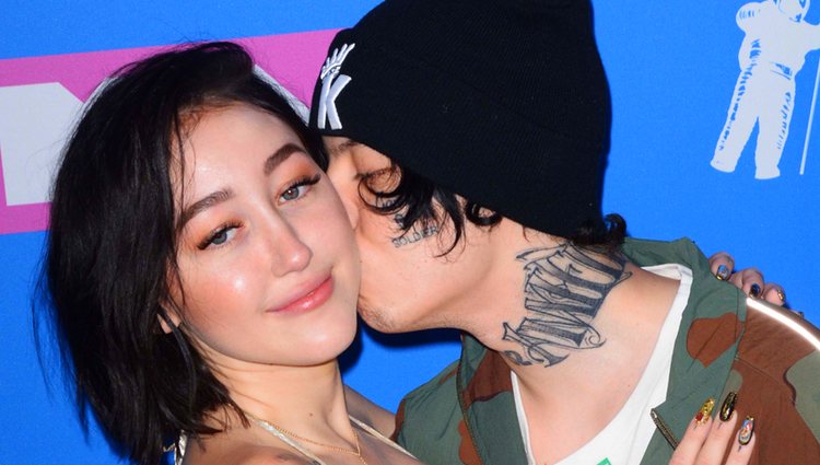 Noah Cyrus y Lil Xan dándose un beso en la alfombra roja de los VMAs 2018