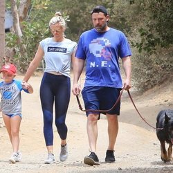 Ben Affleck junto a Lindsay Shookus y su hija paseando a un perro