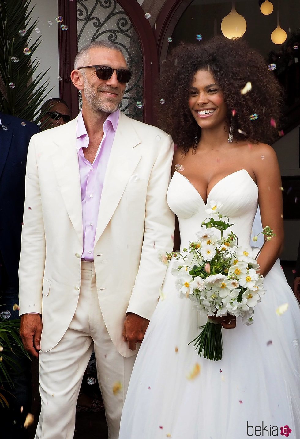 Vincent Cassel y Tina Kunakey durante su boda en Bidart, Francia