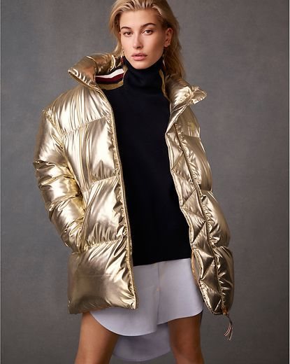 Hailey Balwin con un abrigo dorado de la nueva colección de otoño 2018 de Tommy Hilfiger