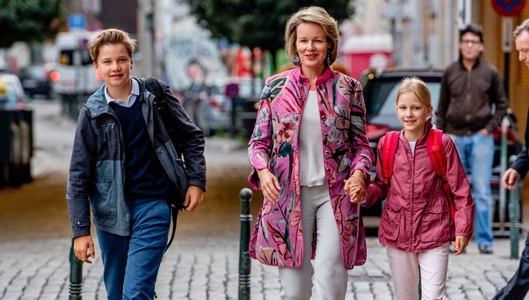 Matilde de Bélgica lleva a sus hijos Gabriel y Leonor a su primer día de colegio