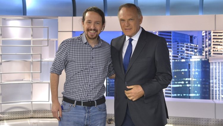 Pablo Iglesias y Pedro Piqueras posando antes de su entrevista en Telecinco