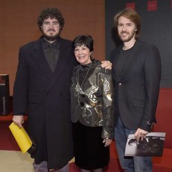 Concha Velasco junto a sus hijos Paco y Manuel