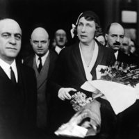 La Reina Victoria Eugenia a su llegada a París tras la proclamación de la II República en 1931