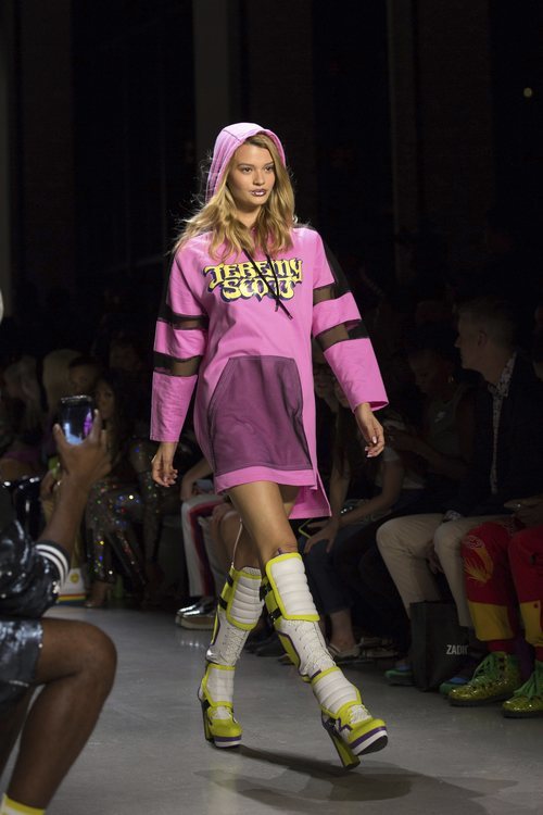 Vestido de sudadera de Jeremy Scott primavera/verano 2019 en la New York Fashion Week