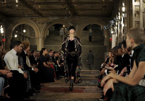 Modelo con un vestido fluido morado en el desfile de Ralph Lauren en la New York Fashion Week 2018