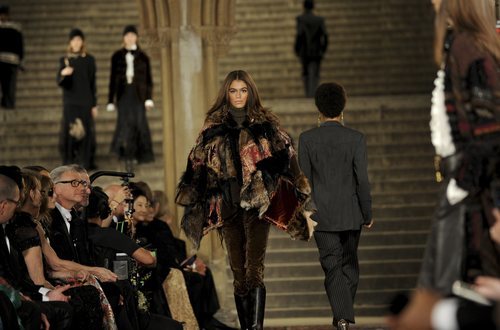 Kaia Gerber desfilando con una capa de pelo en el desfile de Ralph Lauren en la New York Fashion Week 2018