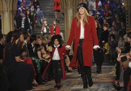 Modelo con un abrigo rojo en el desfile de Ralph Lauren en la New York Fashion Week 2018