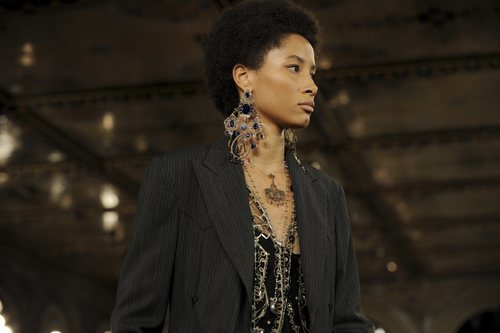 Modelo con unos enormes pendientes de pedrería en el desfile de Ralph Lauren en la New York Fashion Week 2018