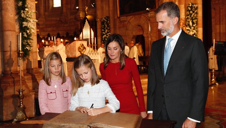 La Princesa Leonor firma en la Basílica de Covadonga ante los Reyes Felipe y Letizia y la Infanta Sofía