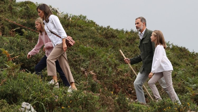 Los Reyes Felipe y Letizia, la Princesa Leonor y Sofía haciendo senderismo en los Lagos de Covadonga