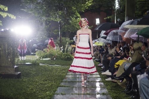 Vestido blanco con rayas rojas de Rodarte primavera/verano 2019 en la New York Fashion Week