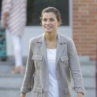 La Reina Letizia con cara de sueño en la vuelta al cole de la Princesa Leonor y la Infanta Sofía