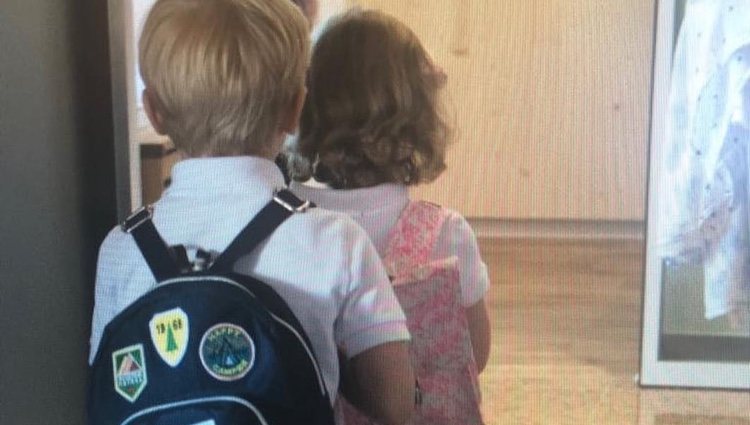 Los Principes Jacques y Gabriella por los pasillos de su escuela