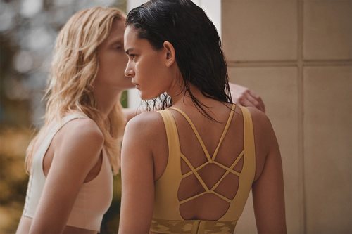 Top cruzado mostaza de la colección Wild Thoughts de marca Oysho