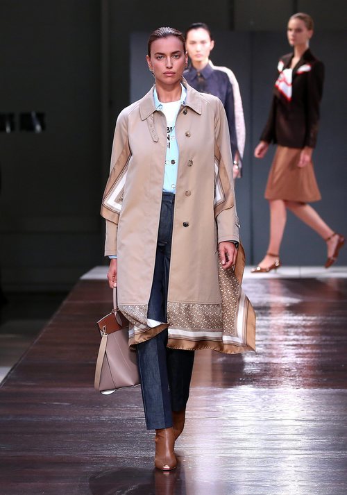 Irina Shayk desfilando para la colección primavera/verano 2019 de Burberry en la semana de la moda en Londres