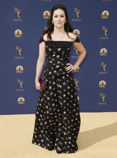 Shannon Woodward con un vestido de Roland Mouret en los Premios Emmy 2018