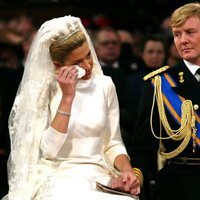 Máxima de Holanda secándose las lágrimas el día de su boda