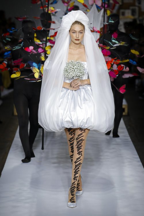 Gigi Hadid luciendo un vestido de novia para Moschino primavera/verano 2019 en la Milán Fashion Week