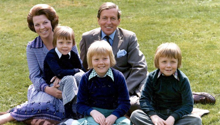 Beatriz de los Países Bajos junto a su marido Claus de Holanda y sus tres hijos
