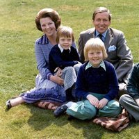 Beatriz de los Países Bajos junto a su marido Claus de Holanda y sus tres hijos