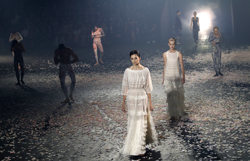 Vestidos color blanco de Dior primavera/verano 2019 en la Paris Fashion Week