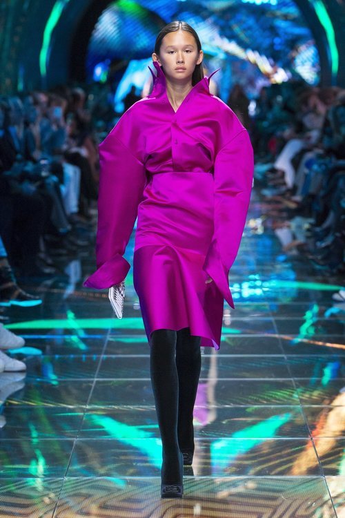 Modelo con un total look fucsia en el desfile de Balenciaga en Paris de la colección primavera/verano 2019