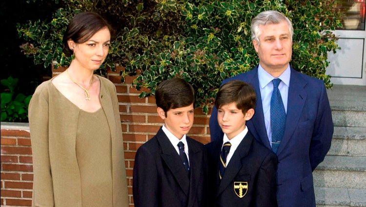 Carlos Fitz-James Stuart junto a Matile Solís y sus dos hijos