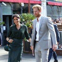 El Príncipe Harry y Meghan Markle, cogidos de la mano en su primera visita oficial a Sussex