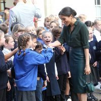 Meghan Markle con unos niños en su primera visita oficial a Sussex