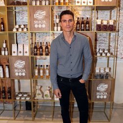 Álex González en un evento de una cocnocida marca e cerveza