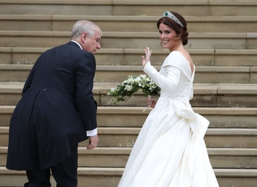 Princesa Eugenia de York subiendo la escalinata de la capilla 2018