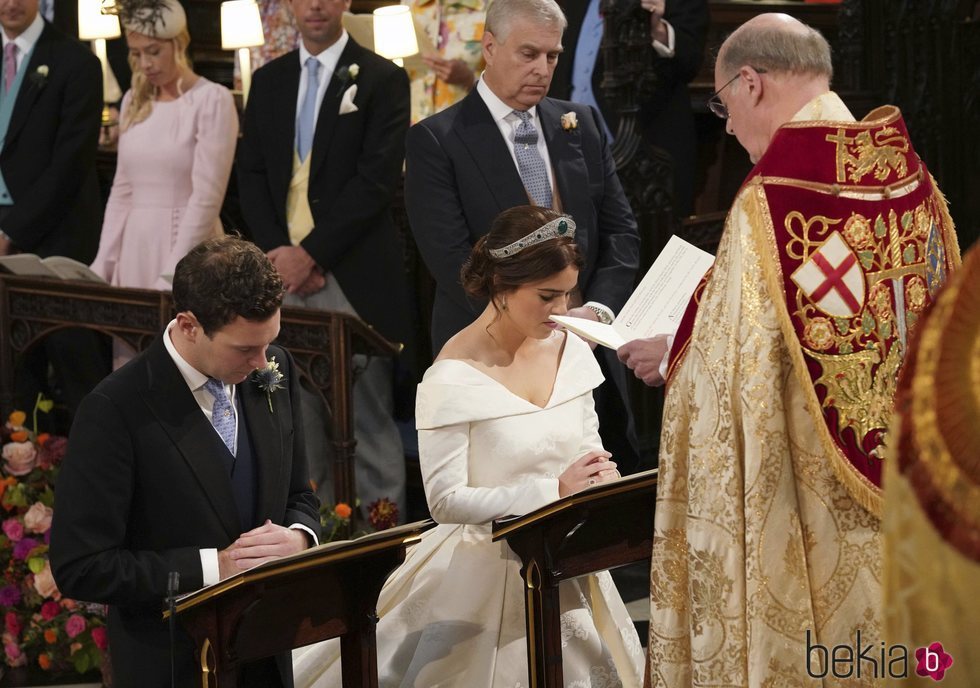 Eugenia de York y Jack Brooksbank rezando en su boda