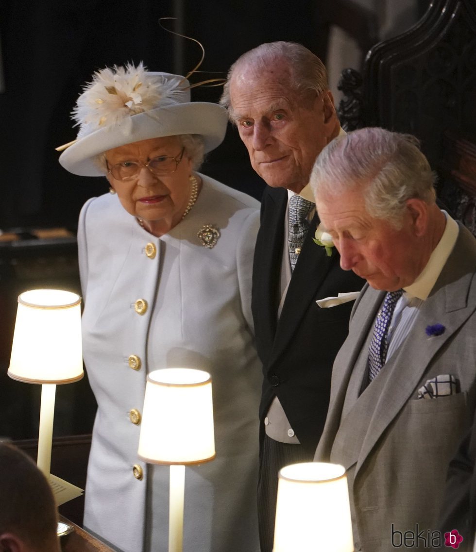 La Reina Isabel, el Duque de Edimburgo y el Príncipe Carlos en la boda de Eugenia de York y Jack Brooksbank