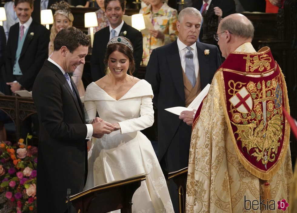 Eugenia de York pone el anillo a Jack Brooksbank en su boda