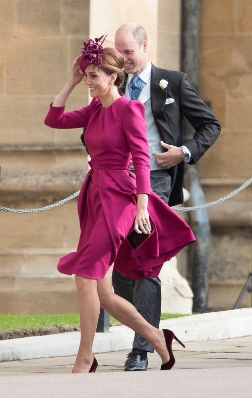 Kate Middelton con un vestido en color frambuesa en la boda de Eugenia de York y Jack Brooksbank 2018
