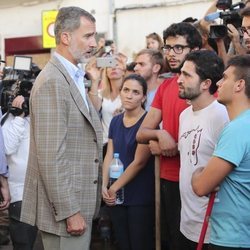 El Rey Felipe habla unos jóvenes en la localidad afectada por las riadas de Mallorca