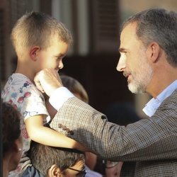 El Rey Felipe, cariñoso con un niño durante su visita a la localidad más afectada por las riadas en Mallorca
