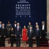 Los Reyes y Felipe y Letizia con los galardonados en los Premios Princesa de Asturias 2018