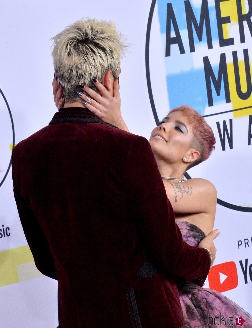 Hasley y G-Eazy en los premios American Music 2018