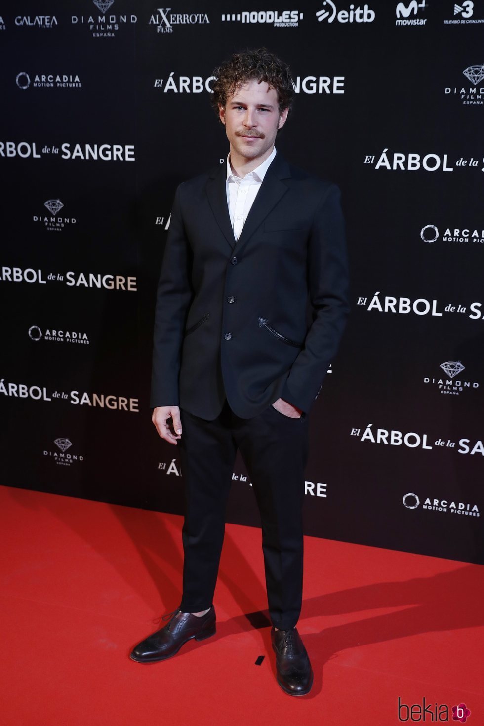Álvaro Cervantes en la premiere de 'El árbol de sangre'