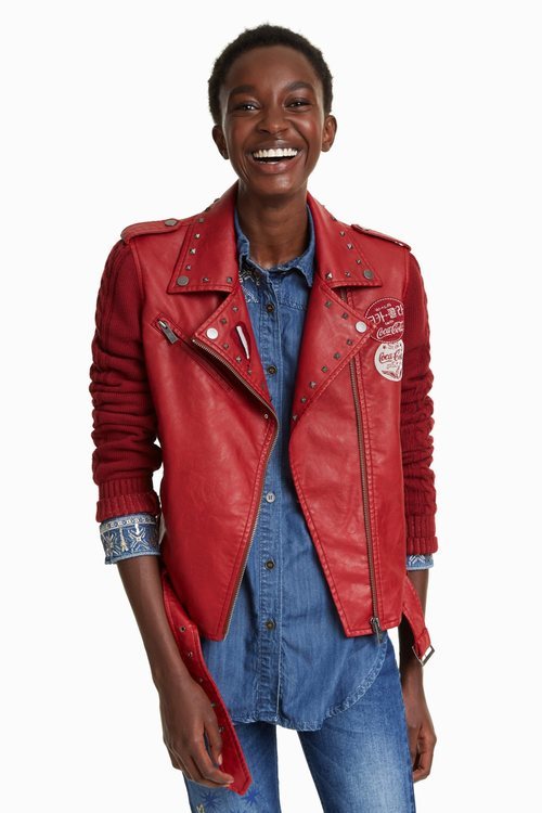 Chaqueta de cuero roja de la colección cápsula de Desigual con Coca Cola otoño/invierno 2018/2019