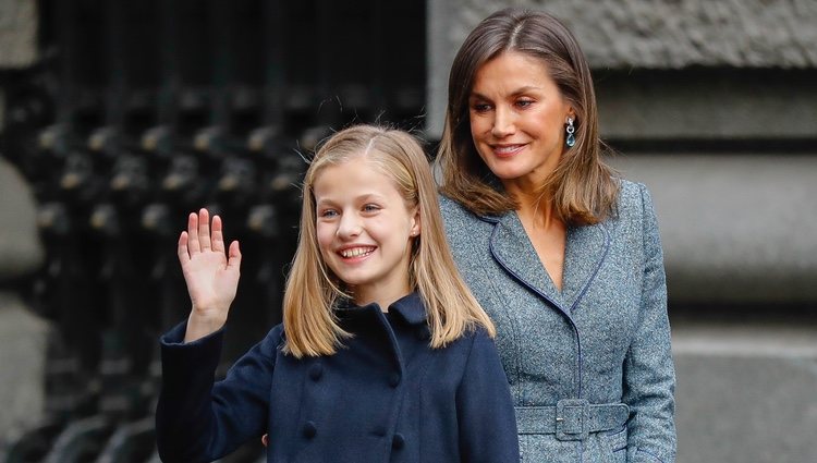 La Princesa Leonor saluda junto a la Reina Letizia en el día de su 13 cumpleaños