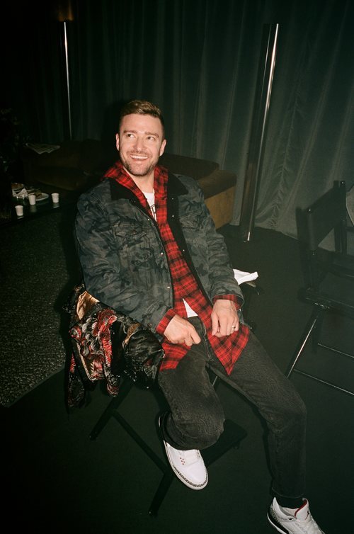 Justin Timberlake con una camiseta a cuadros de su colección en colaboración con Levi's