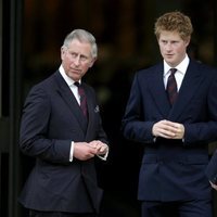 El Príncipe Carlos, el Príncipe Harry y el Príncipe Guillermo en un recuerdo a Lady Di