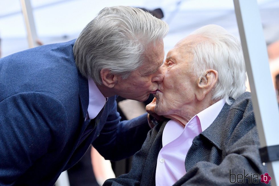 Michael Douglas junto a su padre Kirk Douglas