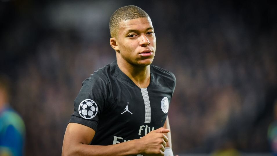 Kylian Mbappé decepcionado durante un partido